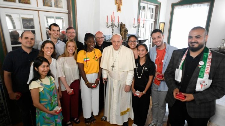 Ferenc pápa a 10 fiatal körében, akikkel együtt ebédelt