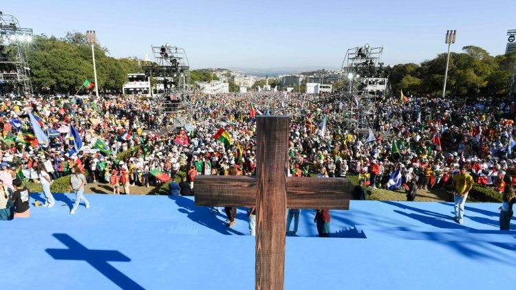 La Via Crucis con i giovani a Lisbona