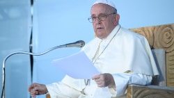 Papež při Křížové cestě během Světových dní mládeže v Lisabonu