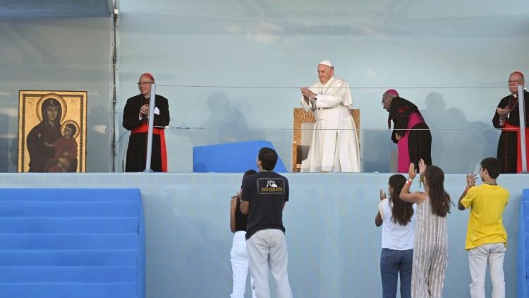 Pope Francis applauds the work of young people