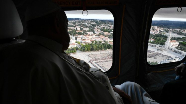Francisco ao chegar de helicóptero no Santuário de Fátima no sábado, 5 de agosto