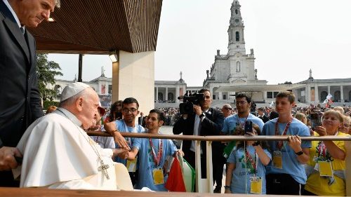 Папа на ВДМ: молитва с больными в Фатимском святилище 