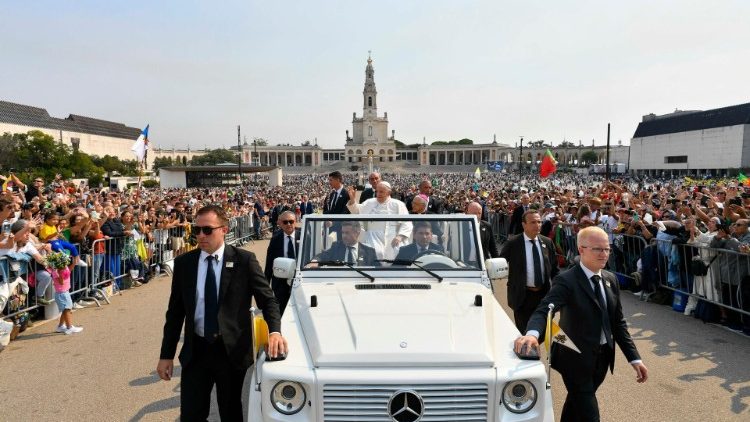 El Papa Francisco en el Santuario de Fátima saludando a los fieles