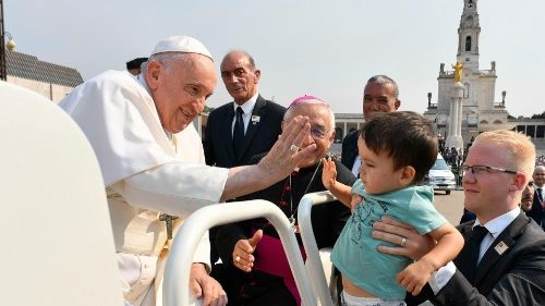 Papst betet in Fatima um Frieden
