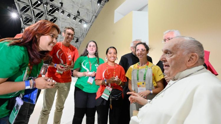 Papa Franjo s mladima na Svjetskom susretu mladih u Lisabonu u ljeto 2023.