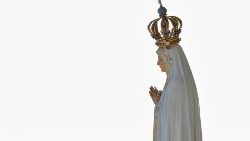 Imagem de Nossa Senhora de Fátima no altar da Missa celebrada no Parque Tejo, em Lisboa