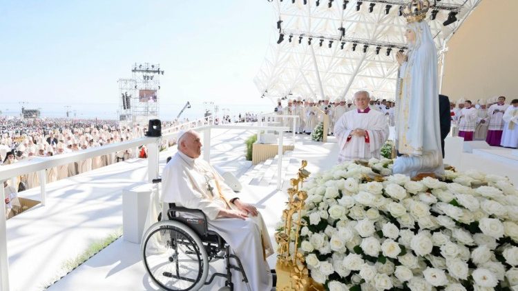 Папа Франциск молится Пресвятой Богородице Фатимской (ВДМ в Лиссабоне, 6 августа 2023 г.)