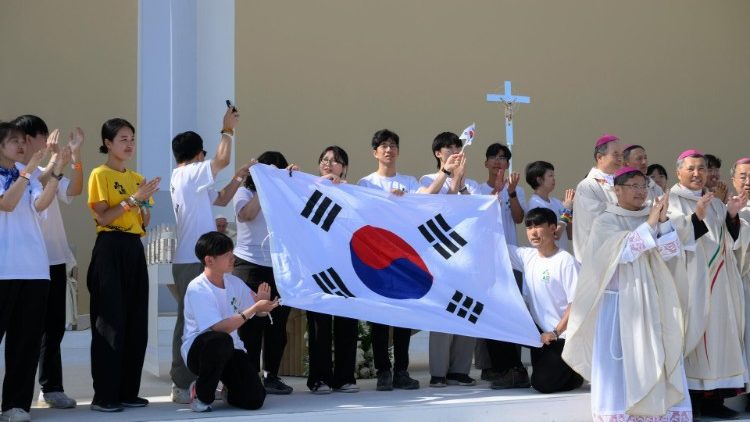 Mladí lidé z Koreje spolu se svými biskupy na papežském pódiu