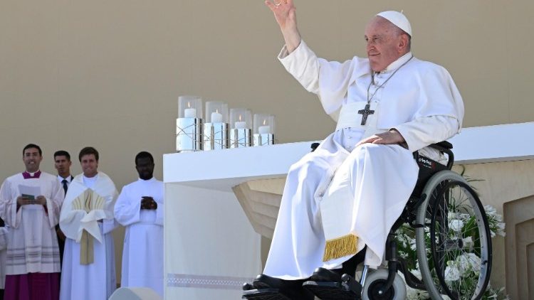 Papa Francesco saluta i fedeli dal palco di Lisbona