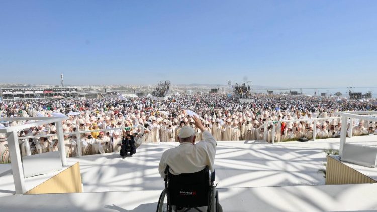 Il saluto del Papa ai giorvani dall'altare della Messa al Parco Vejo di Lisbona