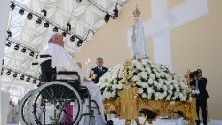 Papa Francisco diante da imagem de Nossa Senhora de Fátima na Missa do Envio no Parque Tejo, em Lisboa