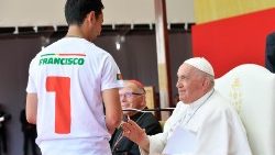 Wolontariusz Francisco z Papieżem