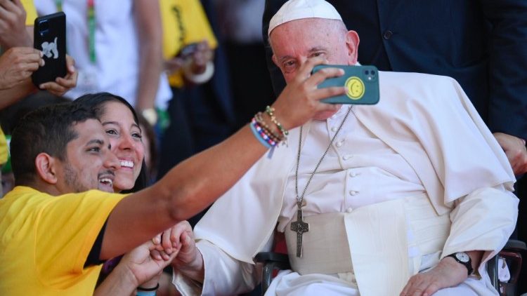 Papa Franjo napravio "selfie" s volonterima