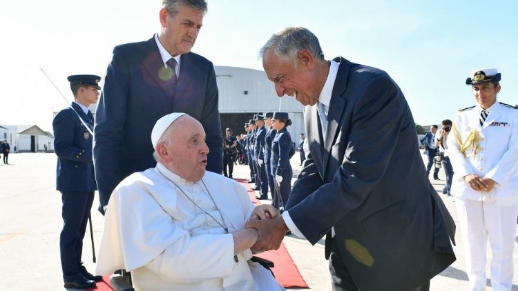レベロ・デ・ソウザ大統領の見送りを受ける教皇フランシスコ、2023年8月6日　リスボン、フィーゴ・マドゥーロ軍用飛行場