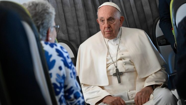 記者たちと対話する教皇フランシスコ　2023年8月6日　ポルトガル訪問後の帰国便機内で