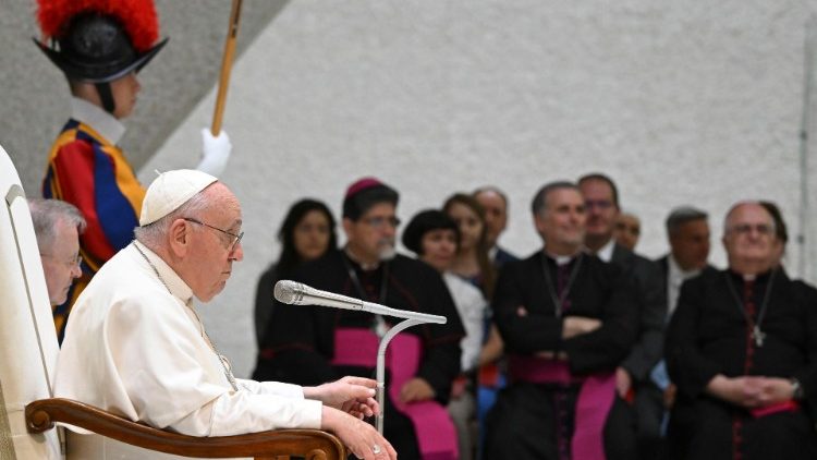 Papst Franziskus (im Hintergrund die Lektoren)