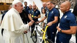 Os ciclistas de Athletica Vaticana na Audiência Geral com o Papa
