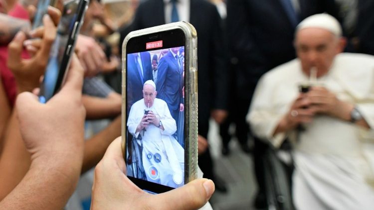 Il Papa fotografato mentre sorseggia un mate offertogli 