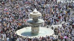 Los fieles congregados en la plaza de San Pedro a la hora del Ángelus dominical con el Papa Francisco