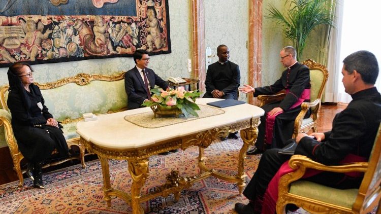 Encuentro Presidente de Madagascar con la Secretaria de Estado Vaticano 