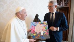Franziskus am Samstag mit Tiziano Onesti, dem Präsidenten des Vatikan-Kinderkrankenhauses Bambino Gesu'