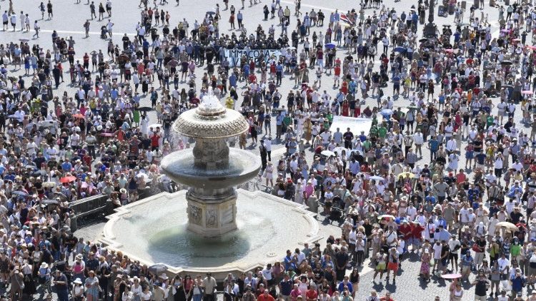 Fiéis  e peregrinos na Praça São Pedro durante o Angelus (Vatican Media)