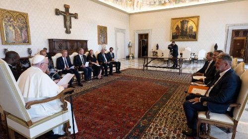 O Papa com uma delegação de advogados de países membros do Conselho da Europa signatários do Apelo de Viena (Vatican Media)