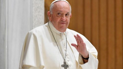 Papežův zdravotní stav je stabilizovaný, léčba pokračuje