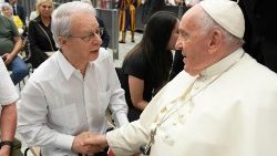 Frei Betto com o Papa Francisco na Audiência Geral de quarta-feira, 23 de agosto de 2023 (Vatican Media)
