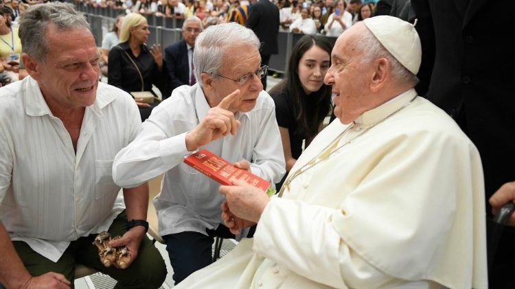 Frei Betto com o Papa Francisco - Audiência Geral desta quarta-feira, 23 de agosto de 2023 (Vatican Media)
