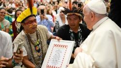 Dois líderes espirituais da comunidade Yawanawa na Amazônia se encontram com o Papa no final da audiência geral 