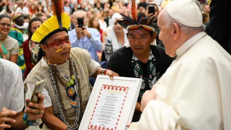 Dos líderes espirituales de la comunidad Yawanawa, en la Amazonia, regalan el Padre Nuestro al Papa