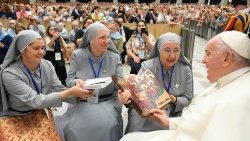 教皇フランシスコ、御聖体のイエズス修道女会会員らと　2023年8月25日　バチカン・パウロ6世ホール　