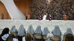 바오로 6세 홀에서 프란치스코 교황과 예수 성체 제자 수녀회 순례단의 만남