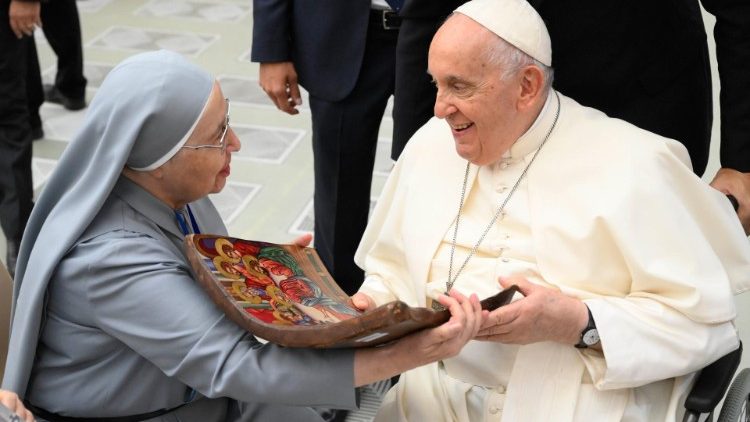 Una religiosa offre un dono al Papa