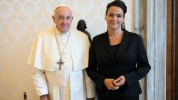 2023.08.25 Bi Katalin Novak, Rais wa Jamhuri ya Hungaria amekutana na Papa Francisko mjini Vatican.