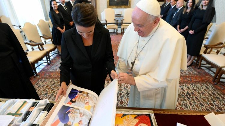 Échange de dons entre le Saint-Père et la présidente hongroise. 