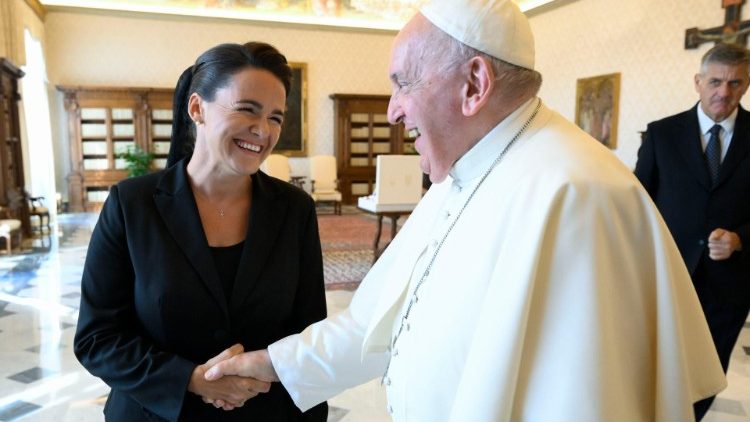 Cordialísimo encuentro entre el Santo Padre y la Presidenta Katalin Novák, de Hungría.