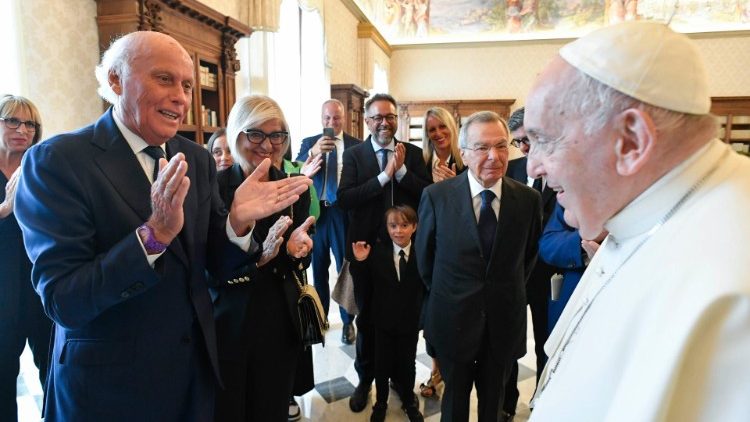 Pope Francis and delegation of  "E' Giornalismo" Award