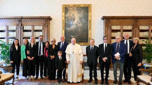 Il Papa ai giornalisti: aiutatemi a raccontare il Sinodo senza slogan