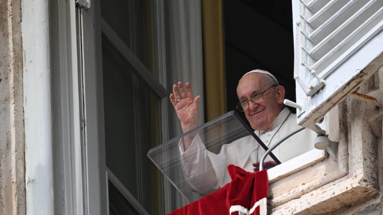 Påven Franciskus vid Angelus på Petersplatsen söndagen den 27 augusti 2023