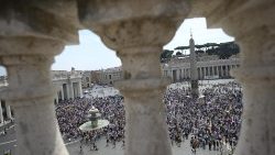 Blick auf den Petersplatz beim Angelus