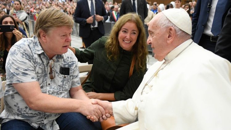 Засновник ініціативи Аль Лакс вітається з Папою Франциском