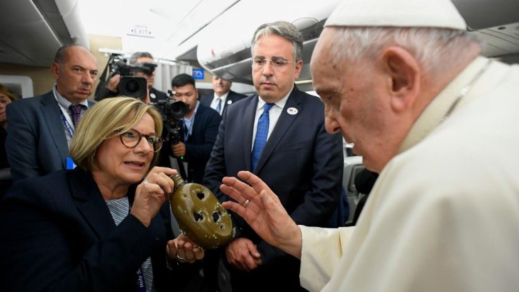 Eva Fernadez, journaliste de Cope, montre au Pape une gourde transpercée