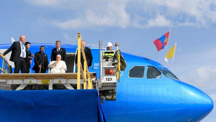 O avião com o Pontífice aterrissou no Aeroporto Internacional de Ulan Bator às 9h51, horário local