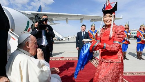 Papa chega à Mongólia.  É o primeiro Pontífice a visitar o país