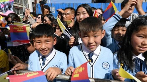 Jovens da Mongólia acolhem o Papa em sua chegada à Prefeitura Apostólica