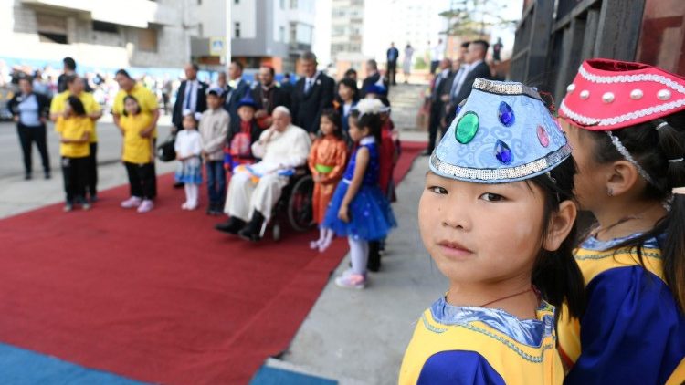 Kinder begrüßen den Papst bei seiner Ankunft am Sitz der Apostolischen Präfektur