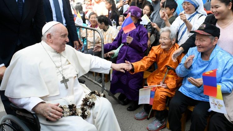 Папа Франциск по време на визитата си в Монголия