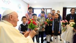Papst Franziskus bei seiner Ankunft in der Apostolischen Präfektur